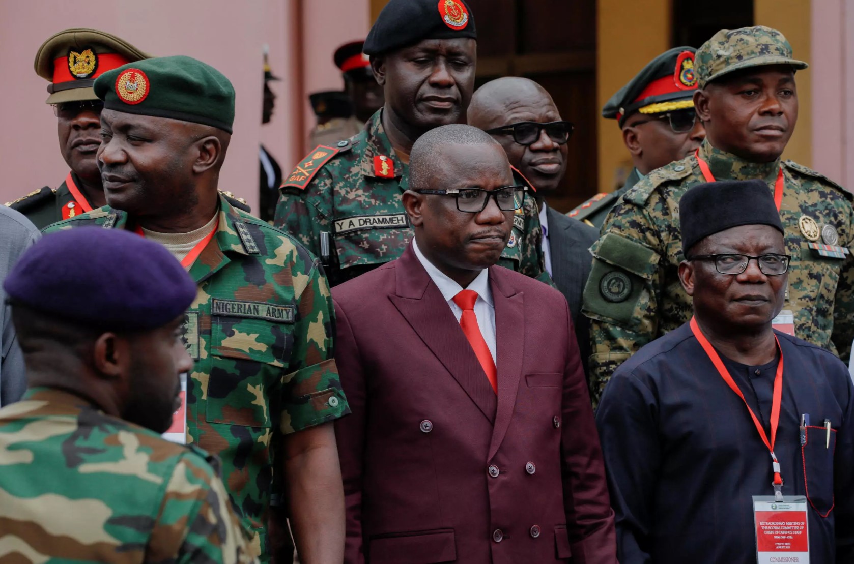 El ministro de Defensa de Ghana, Dominic Nitiwul con el personal de Jefes de Defensa de la CEDEAO mientras se reúnen sobre el despliegue de su fuerza de reserva en la República de Níger, en Accra, Ghana, 17 de agosto de 2023. REUTERS - FRANCIS KOKOROKO