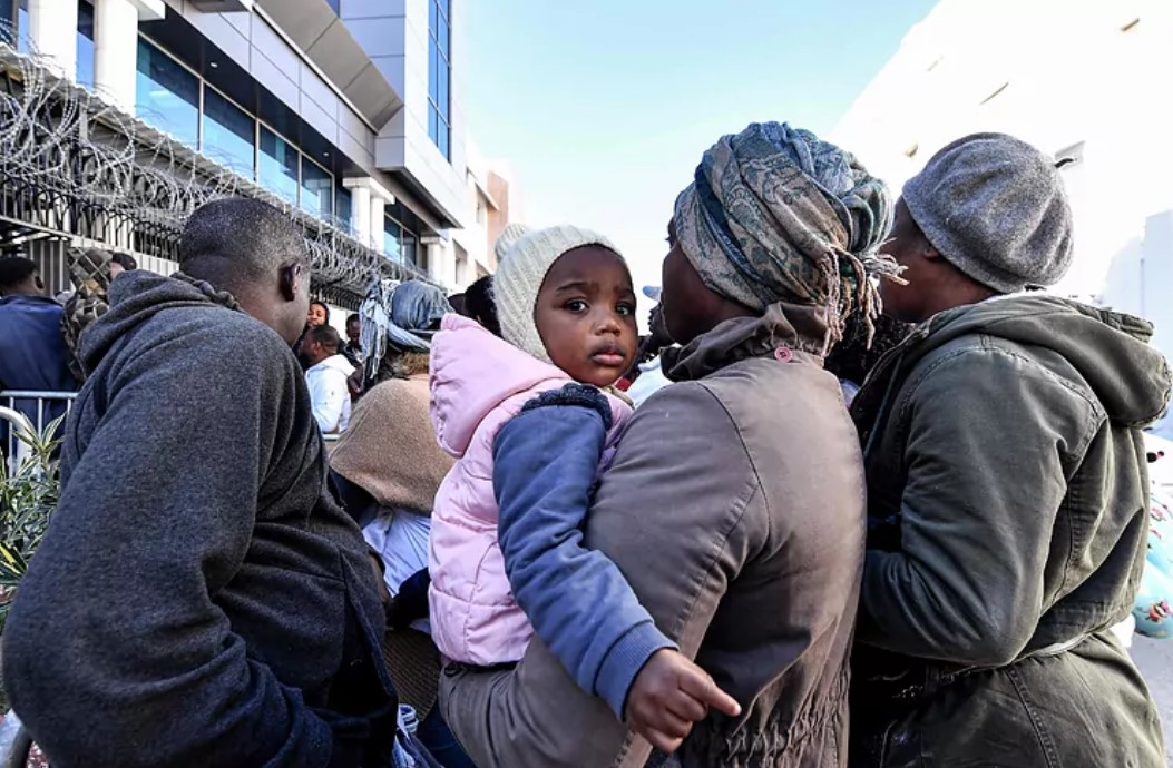 Subsaharianos frente a la sede del Alto Comisionado de la ONU para los Refugiados (ACNUR) en Túnez.FETHI BELAID | AFP