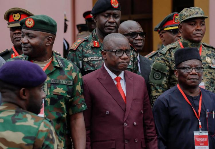 El ministro de Defensa de Ghana, Dominic Nitiwul con el personal de Jefes de Defensa de la CEDEAO mientras se reúnen sobre el despliegue de su fuerza de reserva en la República de Níger, en Accra, Ghana, 17 de agosto de 2023. REUTERS - FRANCIS KOKOROKO