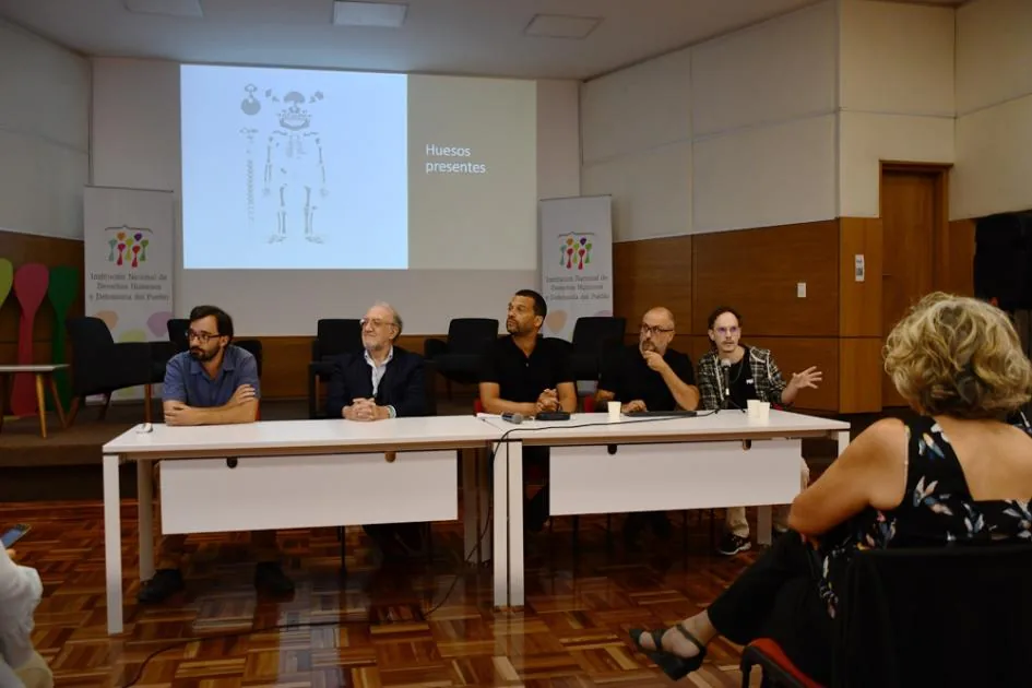 Presentación de los resultados del estudio bioarqueológico en la INDDHH, con el panel frente al público