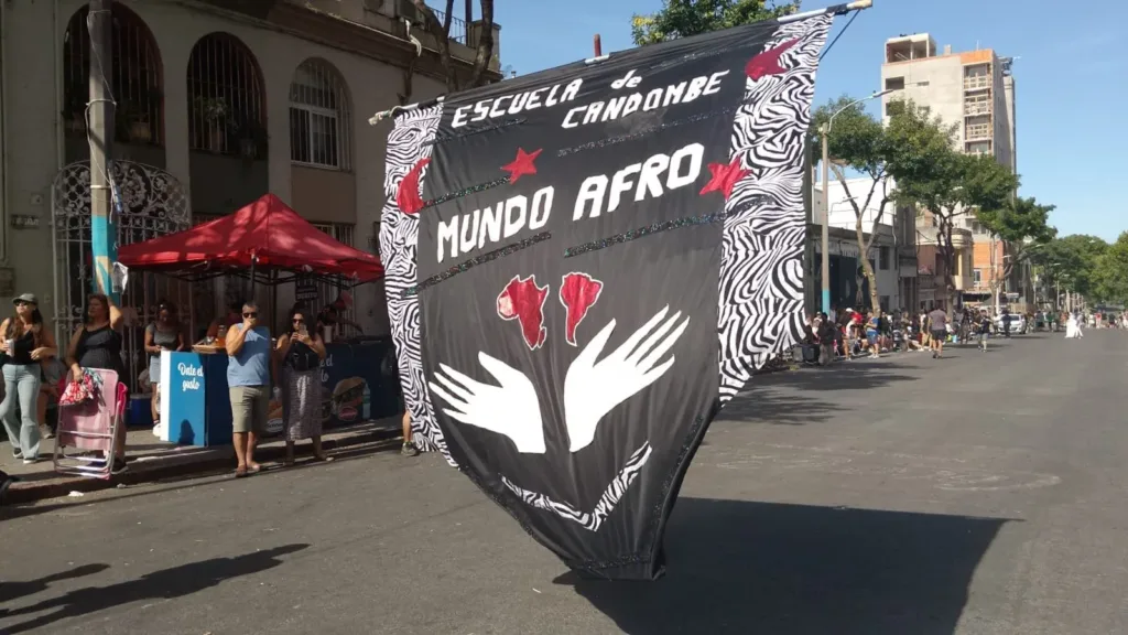 Bandera de la Escuela de Candombe Mundo Afro desfilando en las Llamadas.