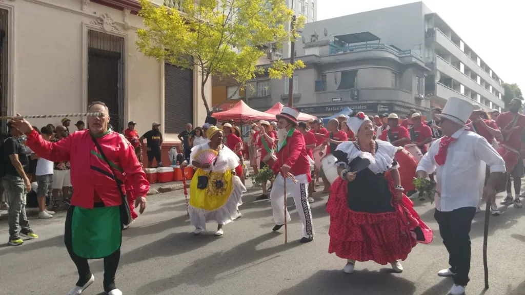 Desfile de la Escuela de Candombe en la calle durante las Llamadas.