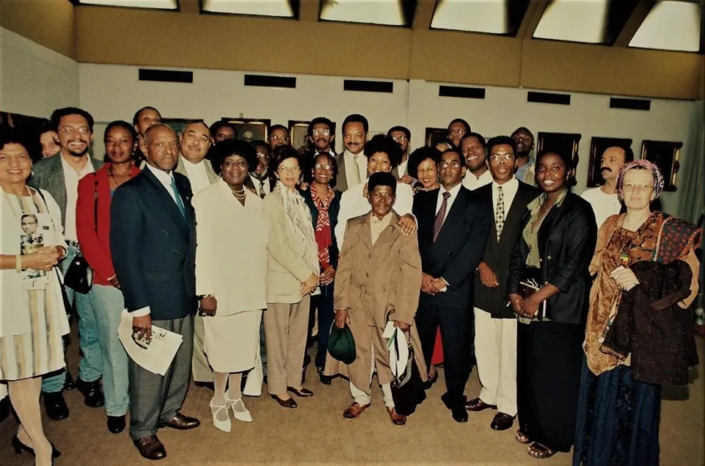 Fotografía de archivo: encuentro de dirigentes y activistas afrodescendientes en una sala.