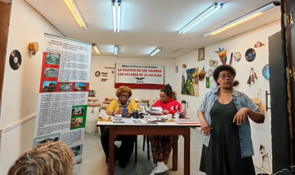 Mesa de Diálogo e Intercambio en la sede, con el cartel «La cultura de los valores».