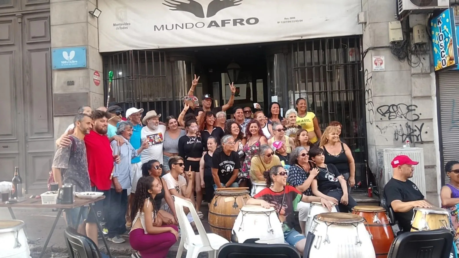 Integrantes de Mundo Afro con tambores en la puerta de la sede.
